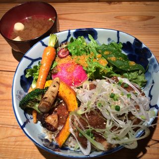 ベジタブル豆腐ミート丼(たまな食堂)