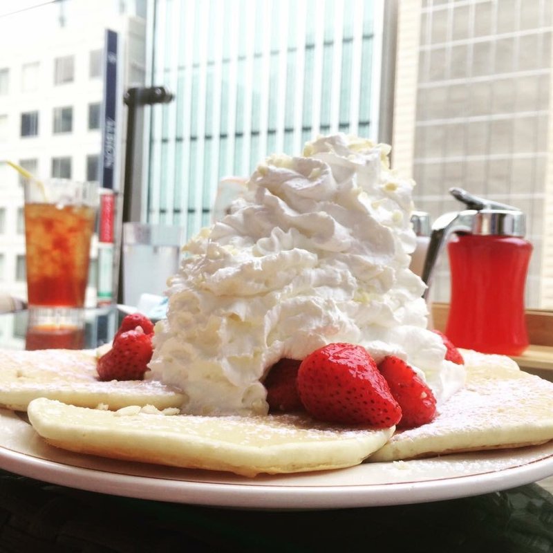 ストロベリーホイップクリームマカダミアナッツパンケーキ(Eggs 'n Things 銀座店)