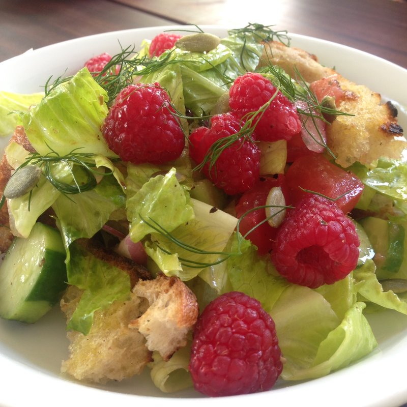 ローストチキン、トマト、ラズベリー、ロメインレタスのパンツアネッラサラダ(IVY PLACE)