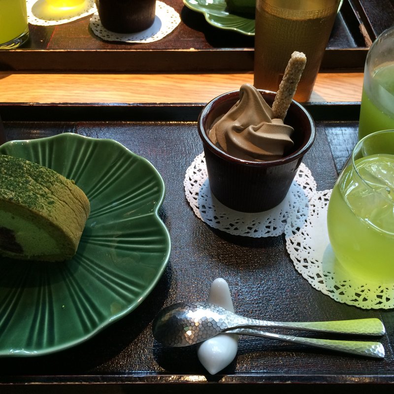 銀座瑠璃堂島お抹茶ロール ソフトクリームセット(カフェ ソラーレ Tsumugi LUCUA店 （カフェソラーレ ツムギ）)