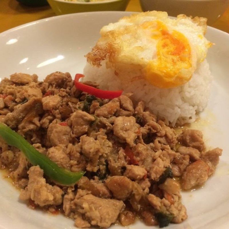 鶏挽肉のバジル炒めのせゴハン(グリーンパッタイ ゲートシティ大崎店)