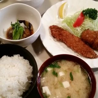 セット定食（魚フライ半分&カニコロッケ半分）(レストラン ハチロー)