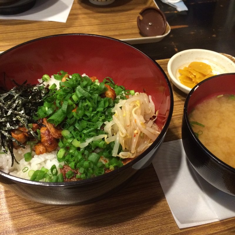 モツのにわか丼(もつ鍋みやわき)