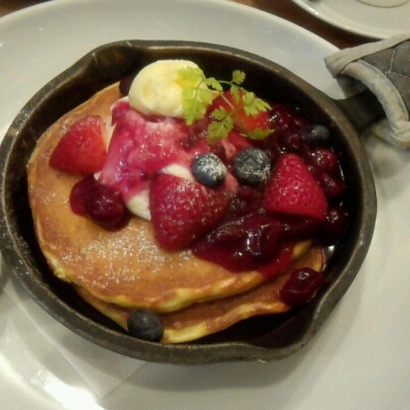 トリプルベリーとクリームチーズの窯出しフレンチパンケーキ(パンケーキ専門店 バター 江坂 （パンケーキ専門店 Butter）)