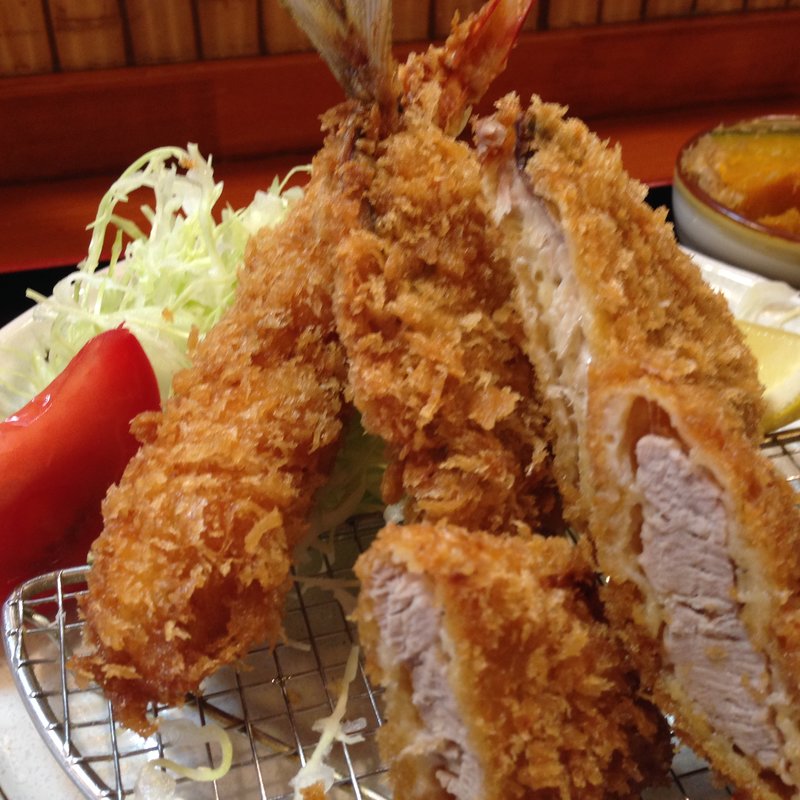 日替定食（メイン・味噌汁・小鉢・漬物・ライス）(かつきち)