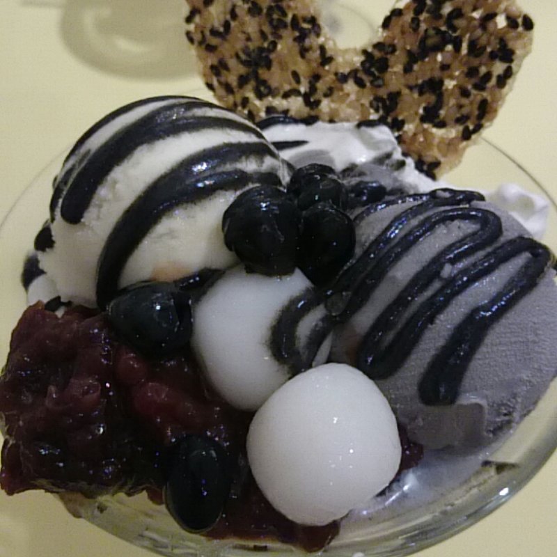 黒胡麻と白玉のパフェ(SaSaLa)