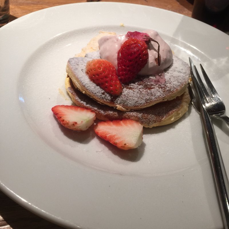 サクラといちごのパンケーキ(ブルーブックスカフェ （BLUE BOOKS cafe）)
