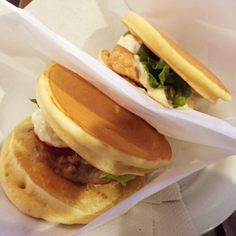 バーグサンドとチキンサンド(ビアンコ ブランコ)