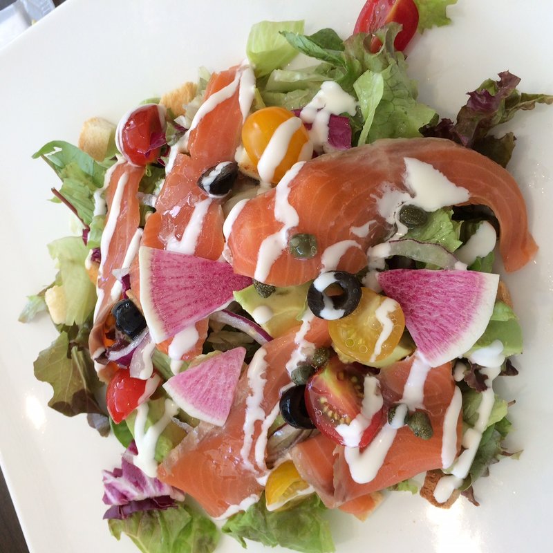 スモークサーモンとアボカドのサラダ（レモンドレッシング&サワークリーム）(Cafe de Voila)