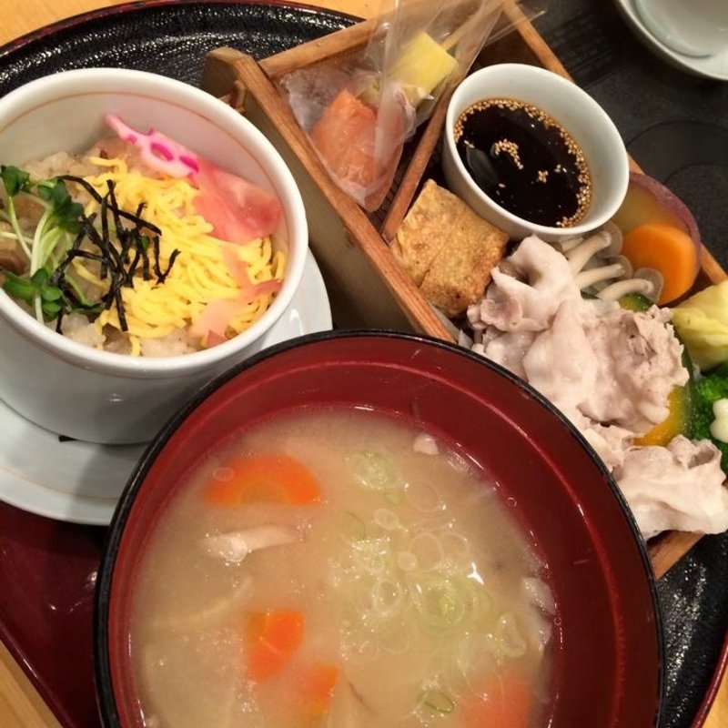 黒豚の野菜蒸しセット(いちにぃさん カレッタ汐留店)
