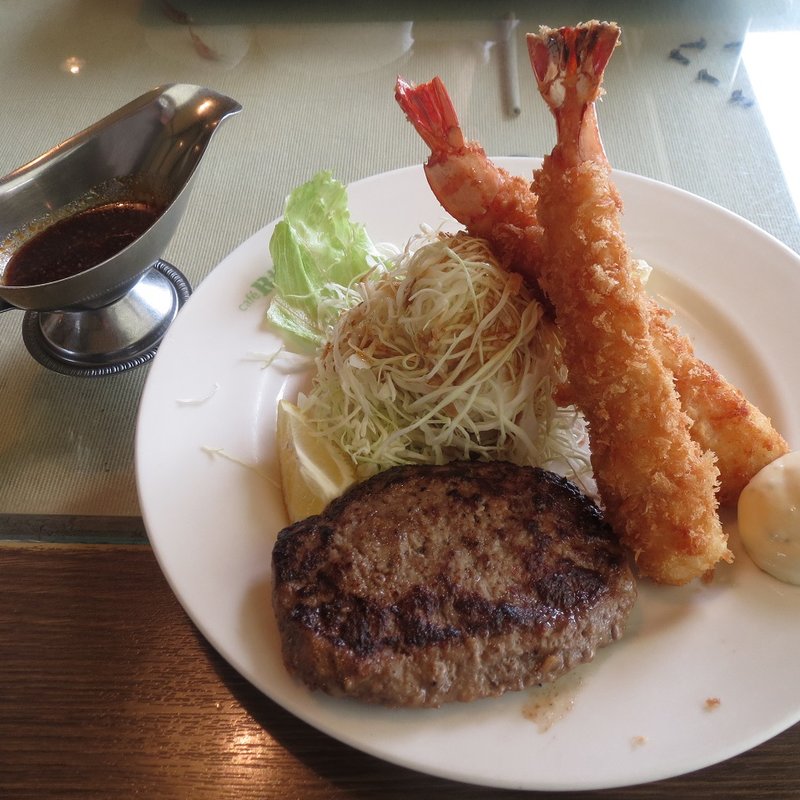 ハンバーグと大海老フライ(cafe Ritzy)