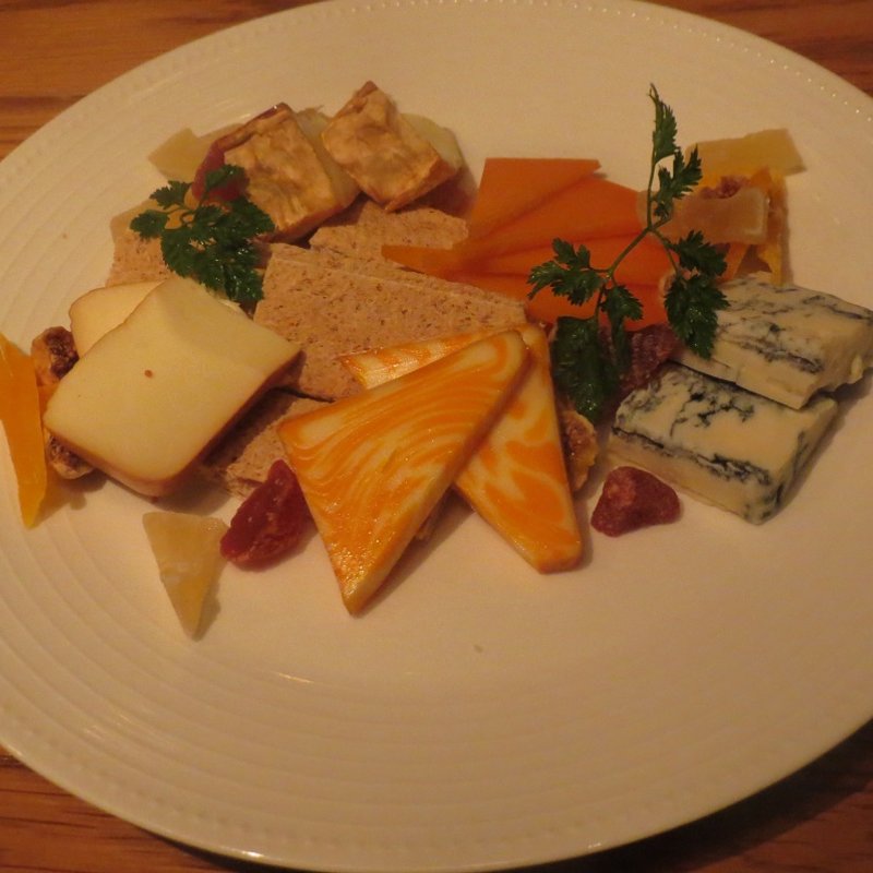 燻製チーズとドライフルーツ盛り(鉄燻CHOI)