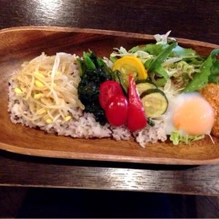 アボカドと彩り野菜のナムル丼(MUSEUM)