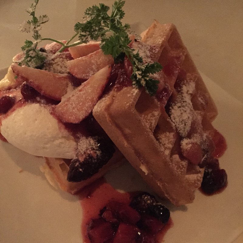 キャラメルナッツとバニラミルクソースのワッフル(FRAMES)