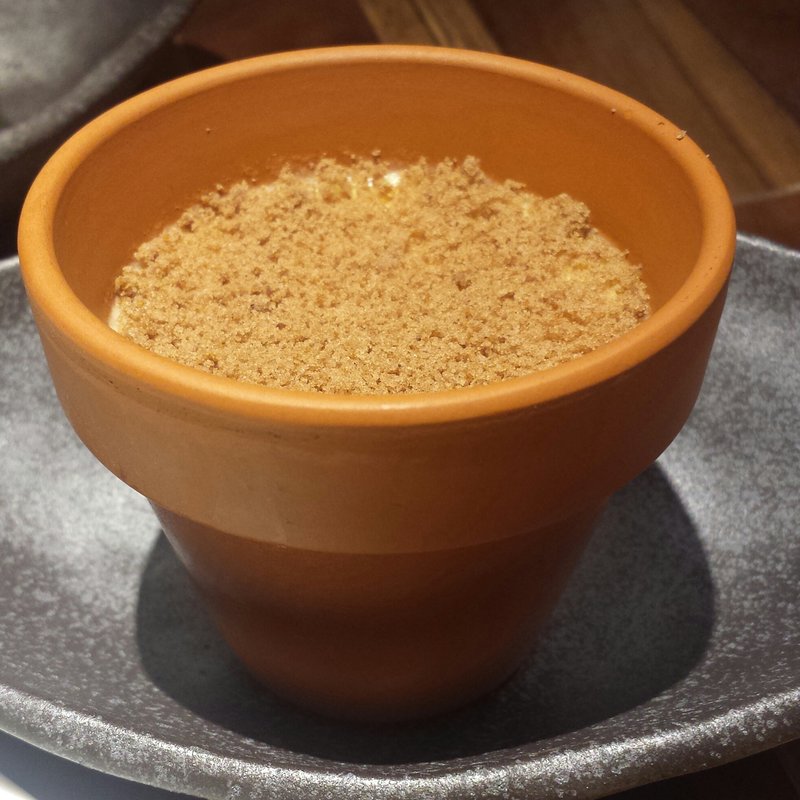 植木鉢に入ったかわいいプリン(一歩一歩のカフェ食堂)