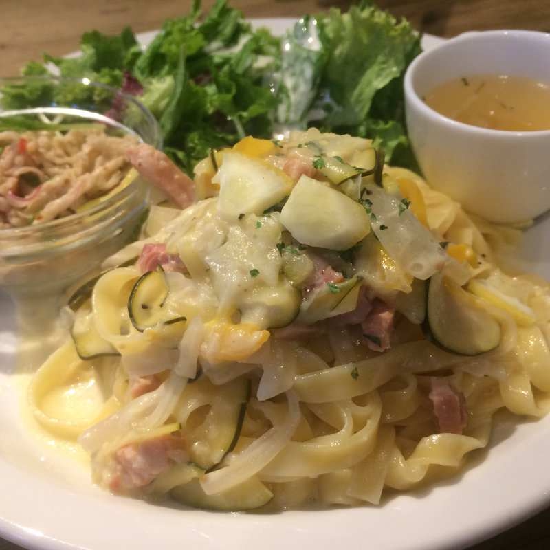 夏野菜とベーコンのレモンクリームソース(レ・グラン・ザルブル)