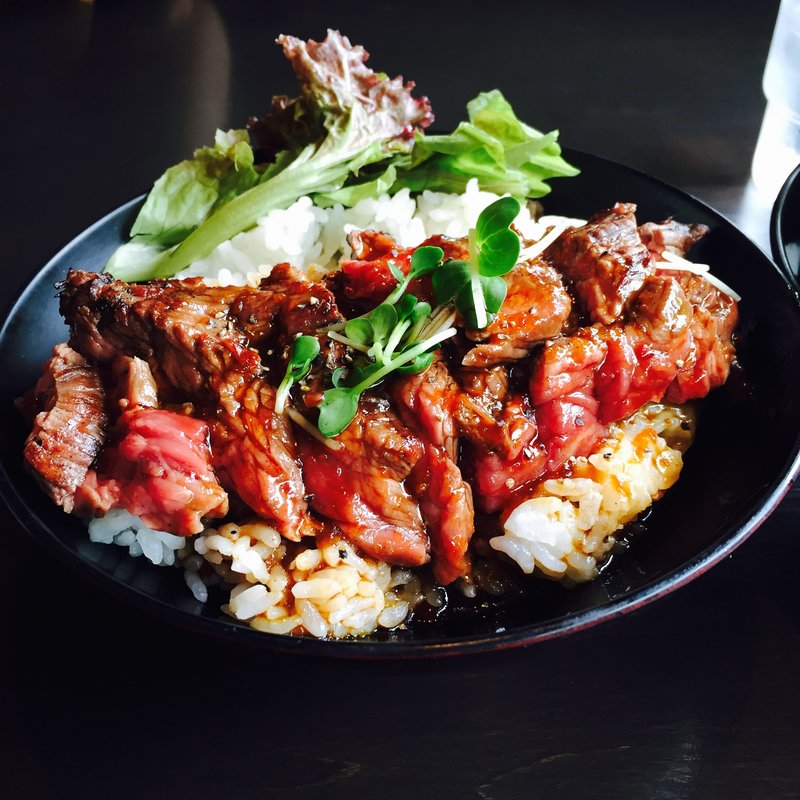 ステーキ丼(洋食工房 レッドロック 元町店)