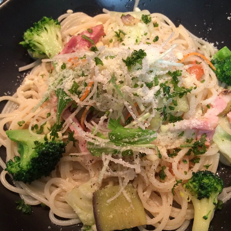 ベーコンと七品目野菜のスパゲティーチーズ風味(Passeggiare)