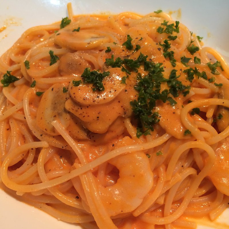 小海老とマッシュルームのトマトクリーム(Passeggiare)