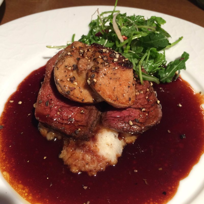 馬肉ヒレとフォアグラのロッシーニ(炭火とワイン)