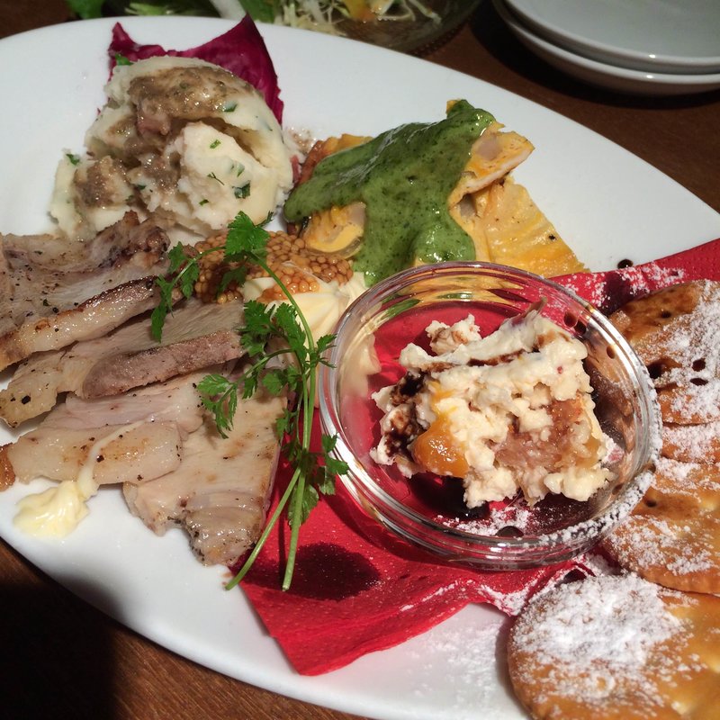 本気の前菜盛り合わせ(炭火とワイン )