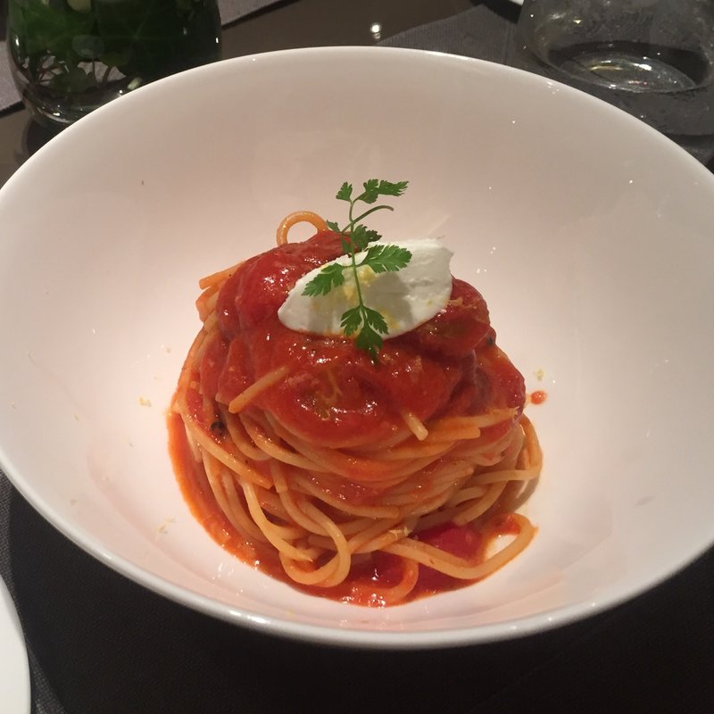 トマトのスパゲッティ山羊のチーズとレモンピール (ブルガリ イル・カフェ 阪急うめだ本店)