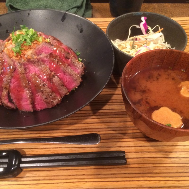 国産牛ステーキ丼(佰食屋)