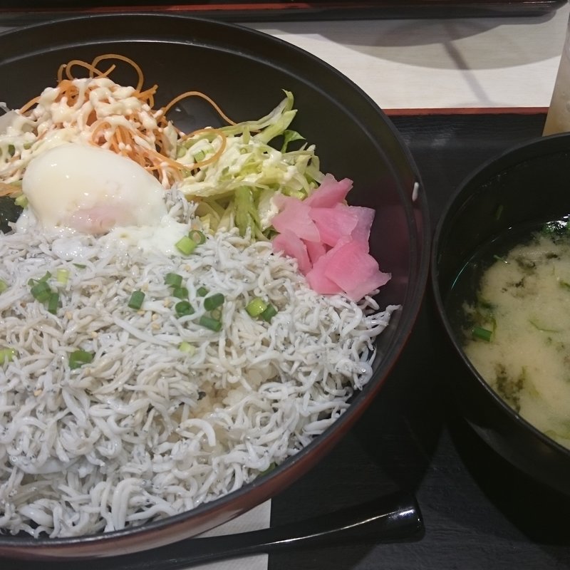 釜揚げしらす丼（みそ汁ドリンクセット）(しらす問屋とびっちょ Terrace Mall 湘南店)