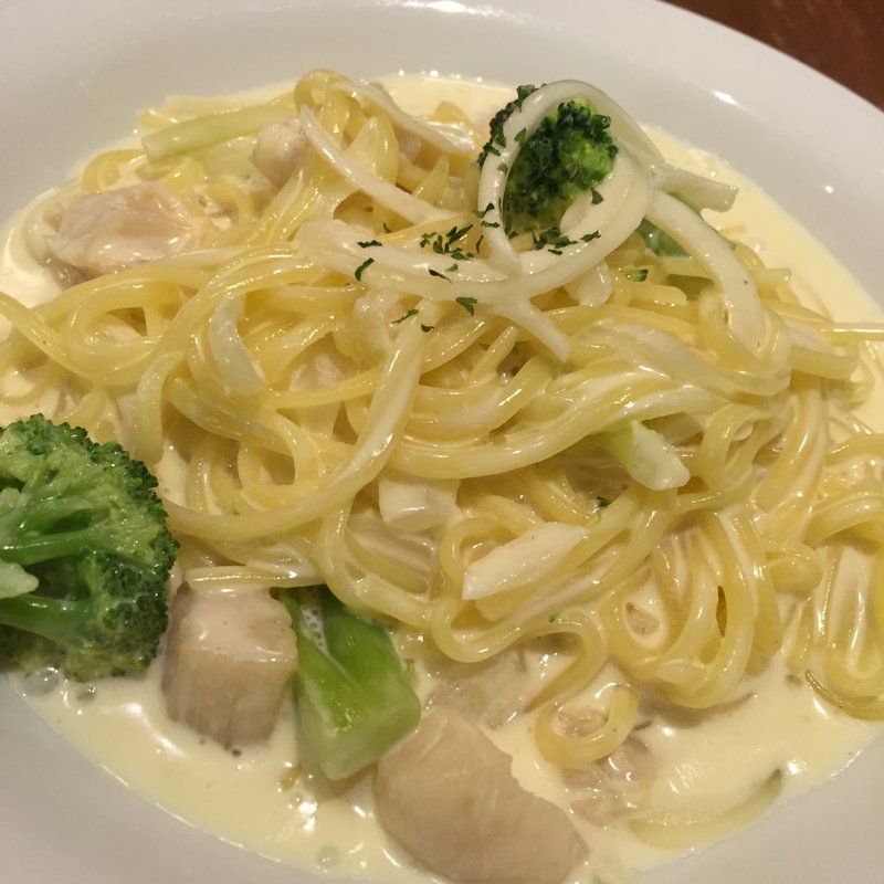 ホタテ貝のクリームソースパスタ(ブーランジェリールフレ)