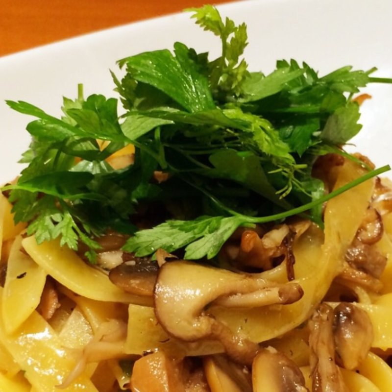 ポルチーニと三種のキノコのタリアテッレ(トゥーザハーブス)