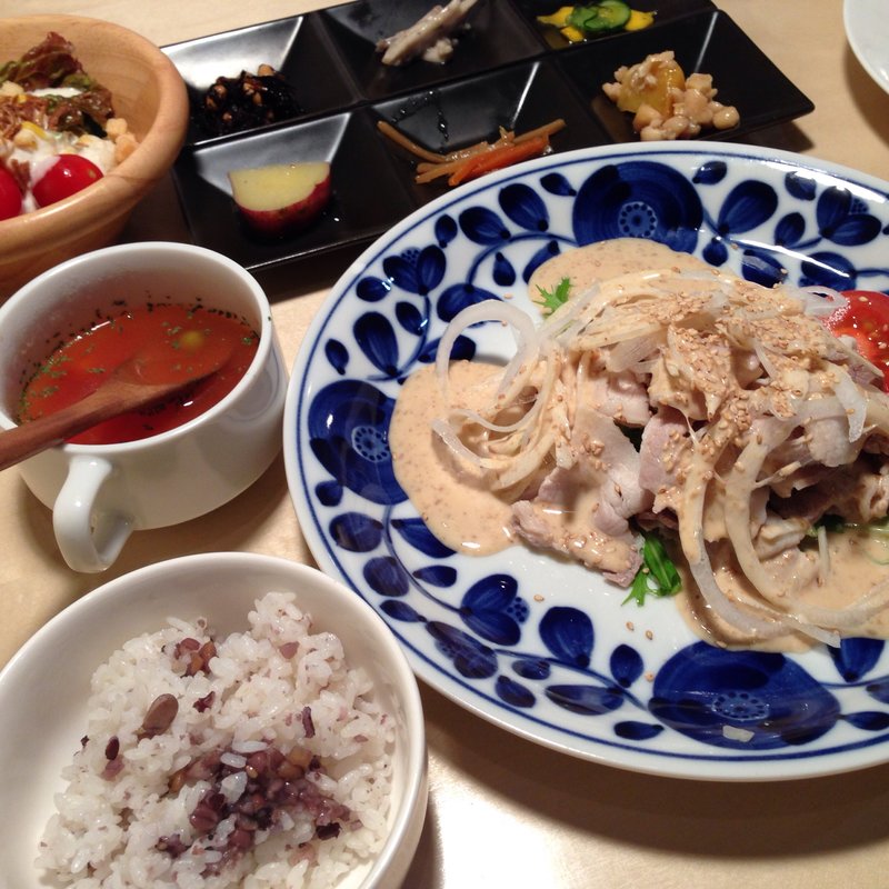 お肉料理の昼ごはん(ピノキオ)