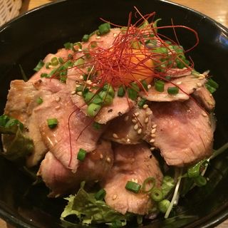 ローストラム丼(羊肉酒場0,19 ワテラス店 （ゼロコンマイチキュウ）)