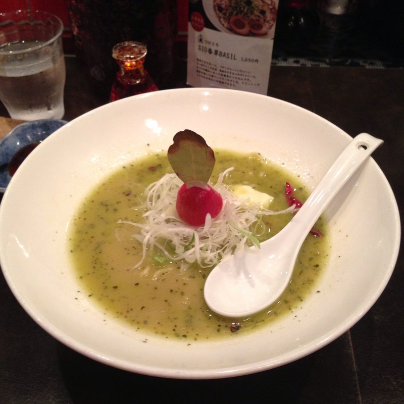 バジルdeグリーン味噌ラーメン(麺　藏藏 （ZAZA）)
