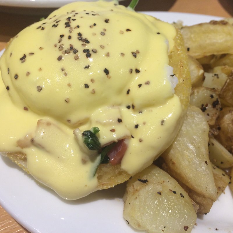 エッグスベネディクト（ポテト付）スタンダード(Eggs 'n Things 横浜山下公園店)