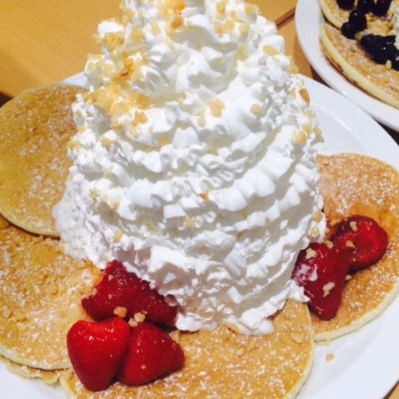 ストロベリー　ホイップクリームとマカデミアナッツ(Eggs 'n Things 横浜山下公園店)