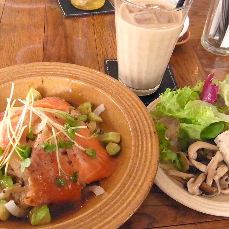 炙りサーモンと温玉丼(トリトンカフェ)