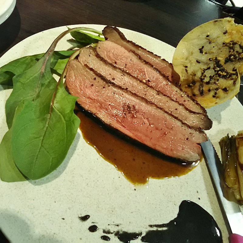 鴨胸肉のローストと軟白ネギのコンフィ　黒ゴマの香り(俺のフレンチ NINGYOCHO)
