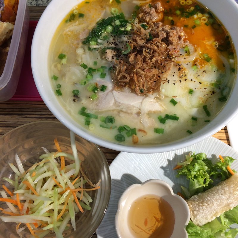 ランチセットフォーチョイス 旨辛スープのブン・ボ・フエ(ニュー・ヴェトナム イオンレイクタウン)