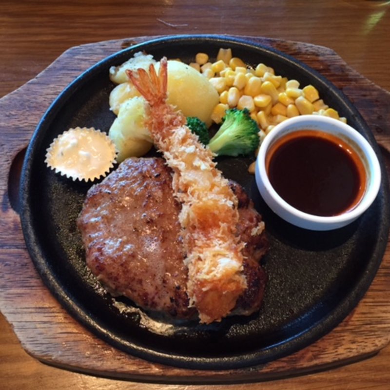 プリプリエビとハンバーグステーキ(エアポートグリル＆バール)