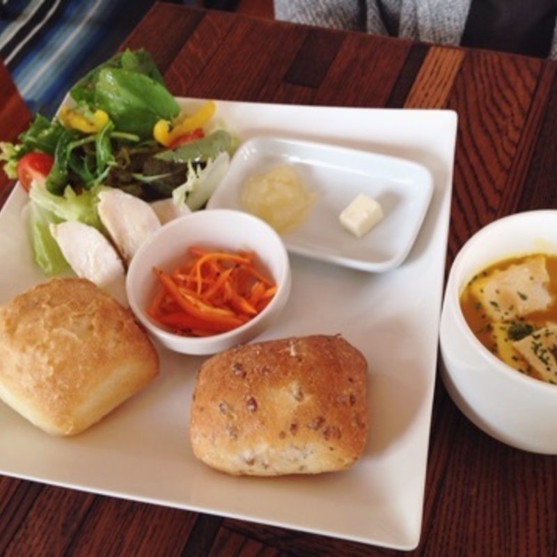 パンとスープとサラダとわたし(Cafe tree)