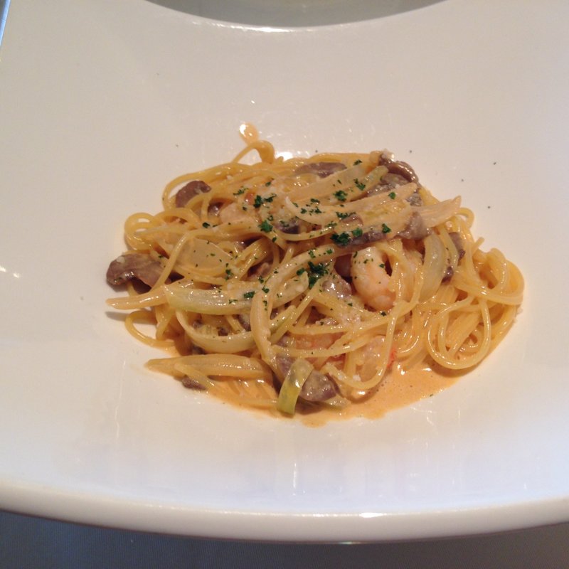 エビとマッシュルームのトマトクリームパスタ(ヴェローナ)