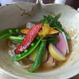 柔らか国産豚角煮と旬野菜のうどん柚子コンフィのせ(カフェ中野屋)