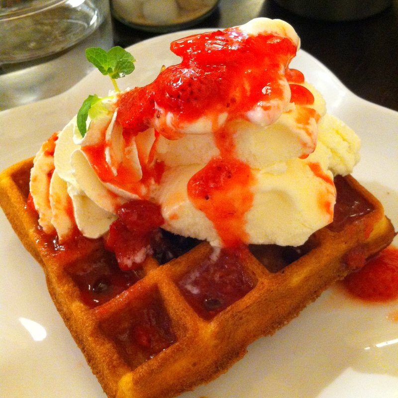 焼きたてワッフル単品（ストロベリー）　(金魚CAFE)