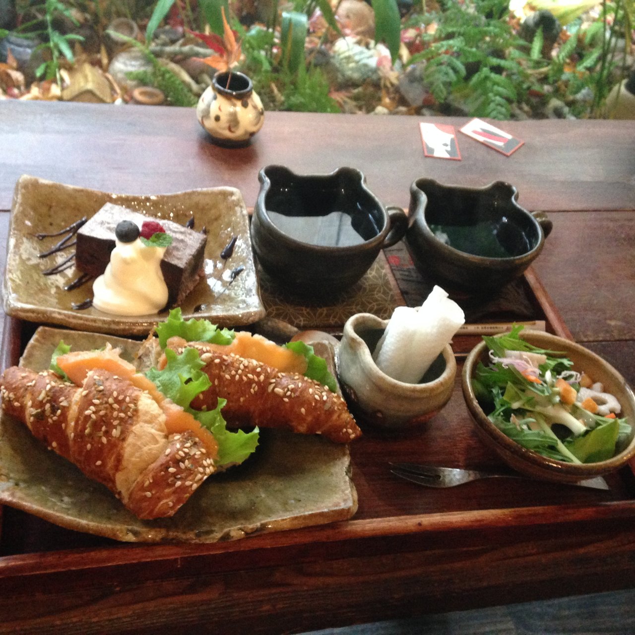 サーモンのクロワッサンサンド ガトーショコラ 緋色コーヒー Cafeゆう 梅田店 うつわカフェ の口コミ一覧 おいしい一皿 が集まるグルメコミュニティサービス Sarah