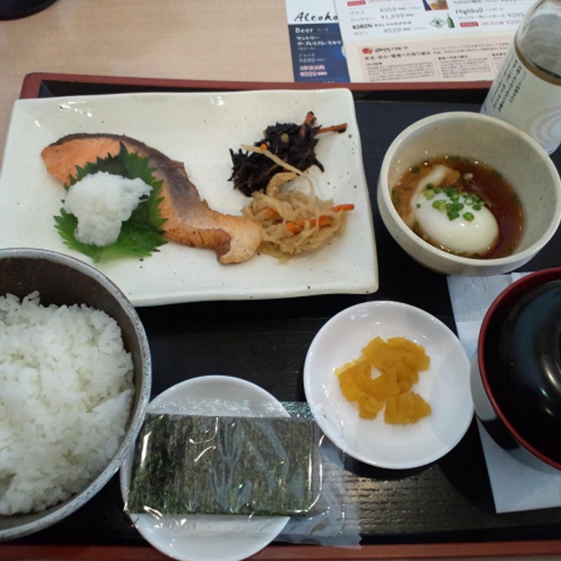 焼鮭定食　ごはん・味噌汁・温泉卵・漬物・のりつき(ジョナサン伊勢原店)