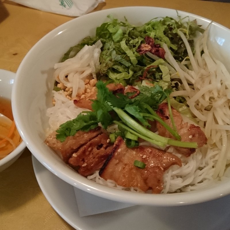 串焼き豚乗せビーフン(サイゴンレストラン)