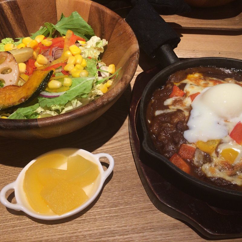 たっぷりチーズと半熟卵の焼きカレープレート(グラウンド アッシュ （ground H）)