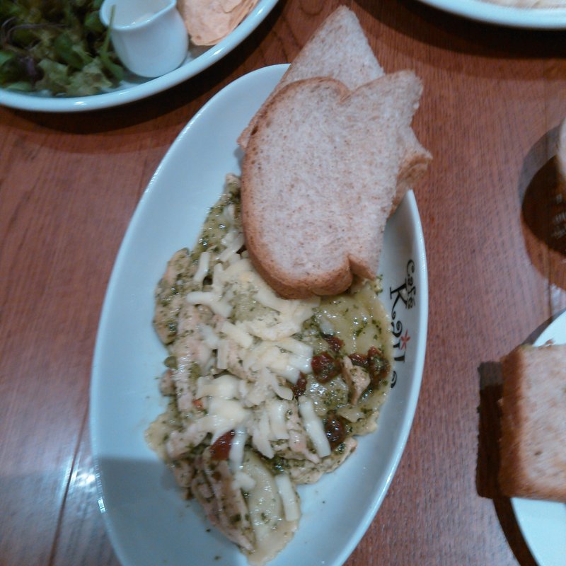 スピナッチ＆チーズラビオリ　チキン ジェノベーゼソース(カフェ・カイラ)