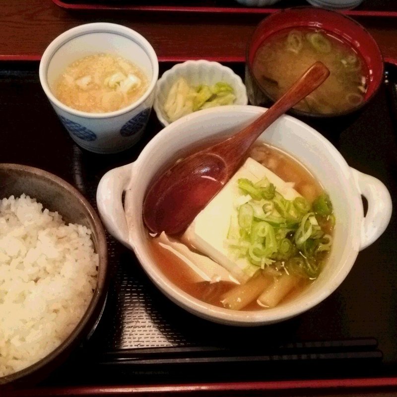 ランチメニュー　煮込み豆腐麦とろ定食(池袋海鮮、炭火焼き居酒屋　一心)