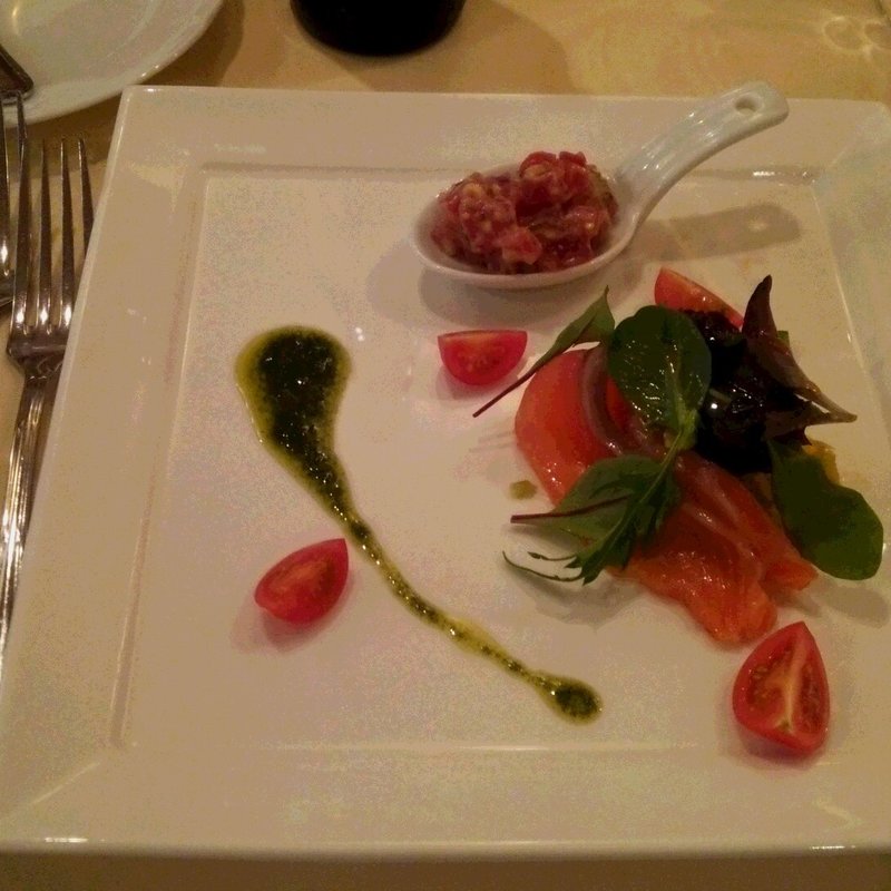 サーモンサラダ　マグロのタルタル添え[前菜]　(ランコントル)